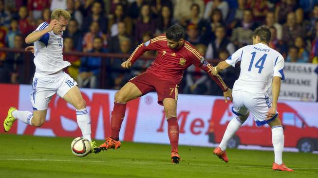 Aksi pemain Spanyol Alvaro Morata di babak kualifikasi Euro 2016 Grup C di Logrono, Spanyol. [Reuters/Vincent West]