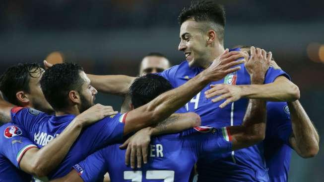 Pemain Italia rayakan gol El Shaarawy ke gawang Azerbaijan (11/10)[Reuters/David Mdzinarishvili]