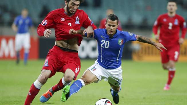 Sebastian Giovinco (kanan) berebut bola dengan pemain Azerbaijan Badavi Huseynov (11/10) [Reuters/David Mdzinarishvili]