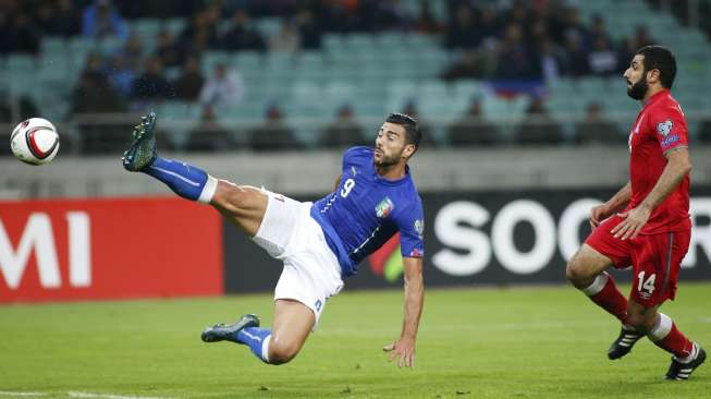 Graziano Pelle menendang bola ke gawang Azerbaijan (11/10) [Reuters/David Mdzinarshvili]