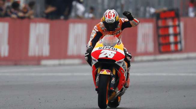 Pebalap MotoGP Honda Dani Pedrosa melakukan selebrasi setelah melintasi garis finis guna memenangi MotoGP Jepang. Reuters/Issei Kato