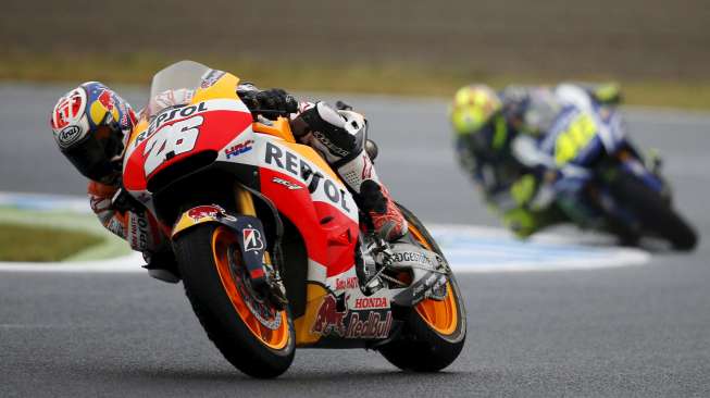 Pebalap MotoGp Honda Dani Pedrosa (kiri) memimpin atas pebalap Yamaha di Valentino Rossi di Motegi. Reuters/Issei Kato