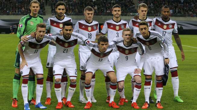 Pemain Jerman berpose sebelum pertandingan (12/10) [Reuters/Fabrizio Benzch]