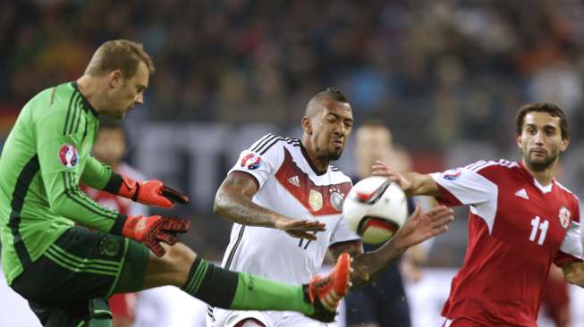 Kiper Jerman Manuel Neuer mematahkan peluang pemain Georgia (12/10)[Reuters/Hannibal Hanschke]