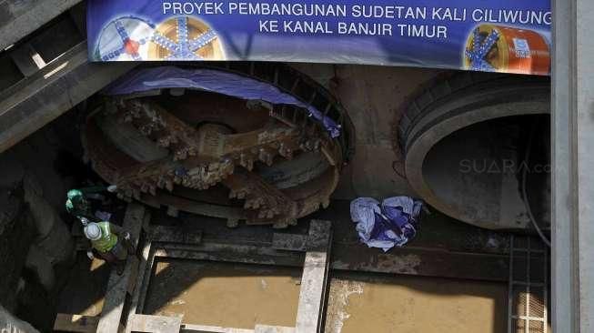 Proyek pembangunan sodetan kali Ciliwung ke Banjir Kanal Timur di lokasi Arriving Shaft di Jalan Otista III, Jakarta, Senin (12/10).