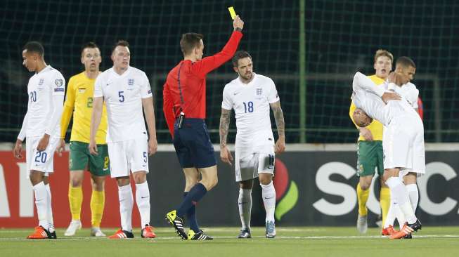 Pemain Inggris Jonjo Shelvey di kartu kuning wasit (13/10) [Reuters/Carl Recine]