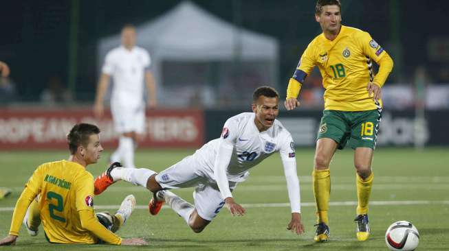 Pemain Inggris Dele Alli dijatuhkan pemain Lithuania (13/10) [Reuters/Carl Recine]