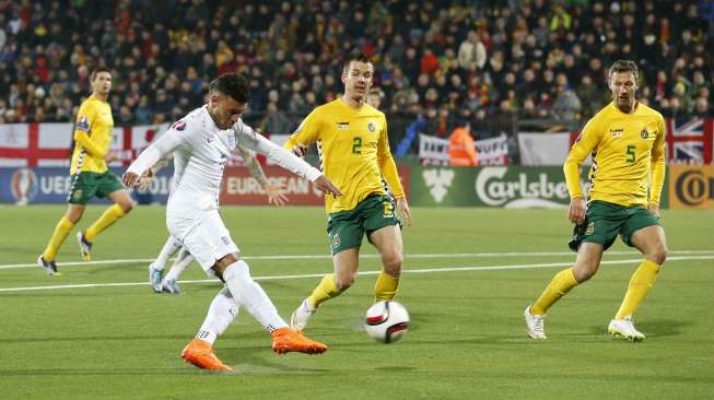 Alex Oxlade Chamberlain menjebol gawang Lithuania (13/10) [Reuters/Carl Recine]