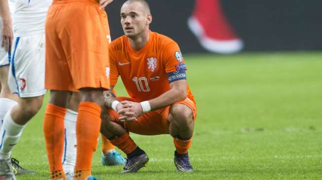 Ekspresi kekecewaan kapten tim Belanda, Wesley Sneijder, usai timnya kalah dari Ceko di Amsterdam, Selasa (13/10/2015), hingga dipastikan gagal lolos ke Euro 2016. [Reuters/Toussaint Kluiters/United Photos]