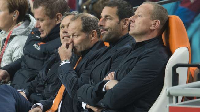 Reaksi pelatih Danny Blind (tengah) bersama jajaran tim Belanda, saat mereka dipastikan tidak lolos ke Euro 2016 usai kalah 2-3 dari Ceko di Amsterdam, Selasa (13/10/2015). [Reuters/Toussaint Kluiters/United Photos]