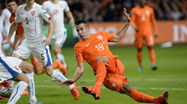 Penyerang andalan Belanda, Robin van Persie, tampak terjatuh dalam pertandingan melawan Ceko yang berujung kekalahan 2-3, di Amsterdam, Selasa (13/10/2015). [Reuters/Toussaint Kluiters/United Photos]