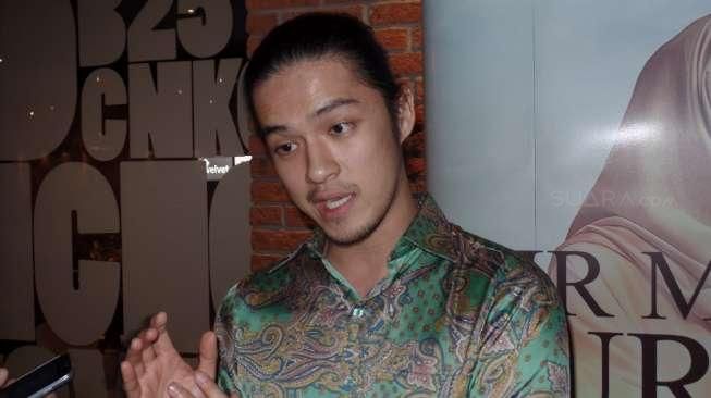 Morgan Oey Kini Berambut Gondrong dan Berjanggut