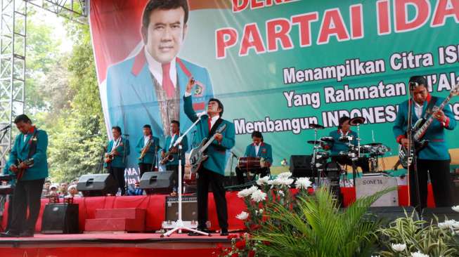 Raja Dangdut Rhoma Irama mendeklarasikan Partai Idaman di pelataran Tugu Proklamasi, Rabu (14/10).