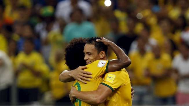 Pemain Brasil Ricardo Oliveira (kanan) merayakan golnya ke gawang Venezuela bersama Willian. Reuters /Paulo Whitaker