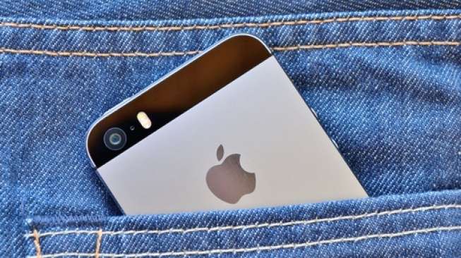 Logo Apple pada iPhone (Shutterstock).