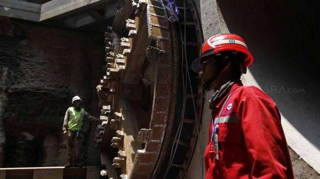 Petugas memeriksa lokasi pengeboran sodetan Ciliwung di arriving shaft (titik pertemuan), daerah Jalan Otista III, Jakarta, Rabu (14/10/2015). [Suara.com/Kurniawan Mas'ud]