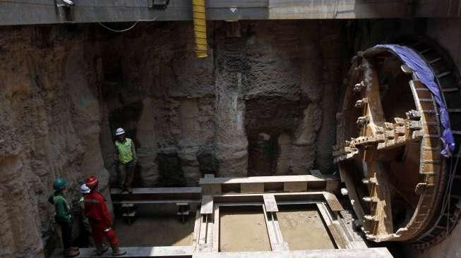 Petugas memeriksa lokasi pengeboran sodetan Ciliwung di arriving shaft (titik pertemuan), daerah Jalan Otista III, Jakarta, Rabu (14/10/2015). [Suara.com/Kurniawan Mas'ud]