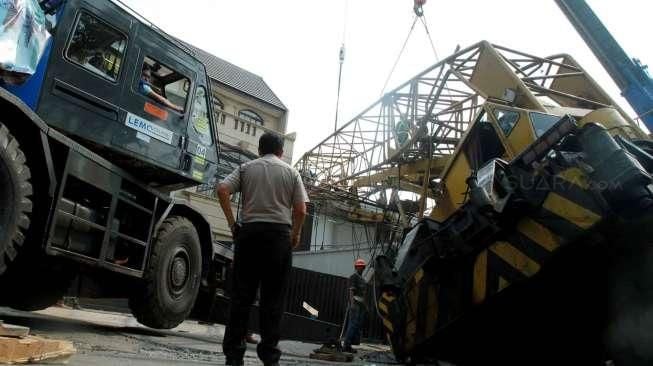 Crane Jatuh di Daerah Mayestik