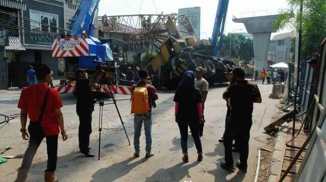 Crane Jatuh di Daerah Mayestik