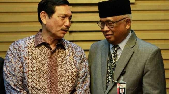 Menkopolhukam Luhut Panjaitan dan Jaksa Agung HM Prasetyo hadir dalam pelantikan tersebut.