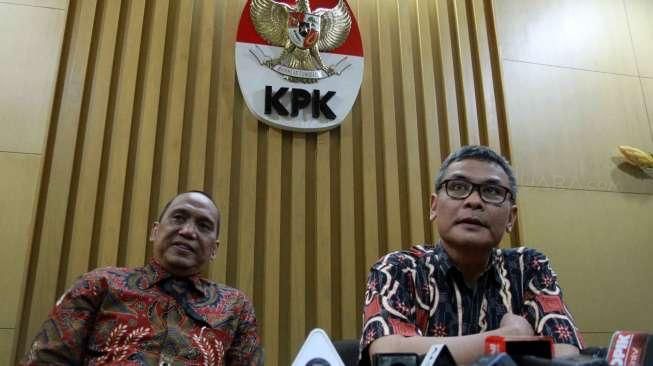 Plt Wakil Ketua KPK Johan Budi (kanan) bersama Plt Wakil Ketua KPK Indriyanto Seno Adji (kiri), menyapaikan penetapan tersangka terhadap Sekjen Partai NasDem Patrice Rio Capella, di gedung KPK, Jakarta, Kamis (15/10). [suara.com/Oke Atmaja]