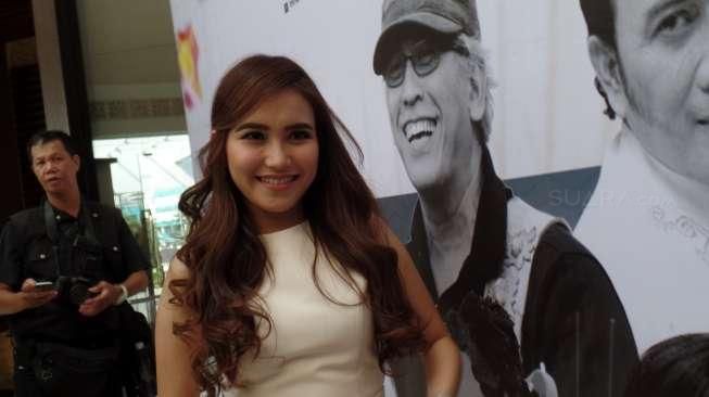 Ayu Ting Ting Keliling Bagi-Bagi Makanan Naik Mobil Pick Up, Bajunya Tuai Atensi: Masa Iya Harus Pakai Bikini