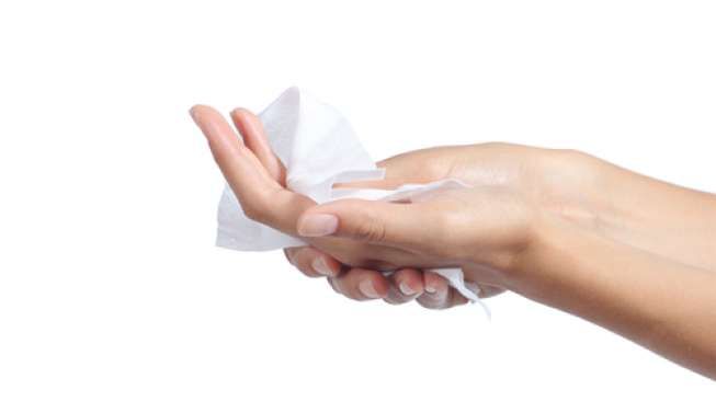 membersihkan tangan dengan tisu basah (shutterstock)