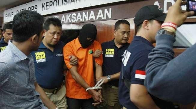 Polisi berhasil menangkap tersangka HK alias GE pelaku pembunuhan ibu dan anak di kawasan Cakung.