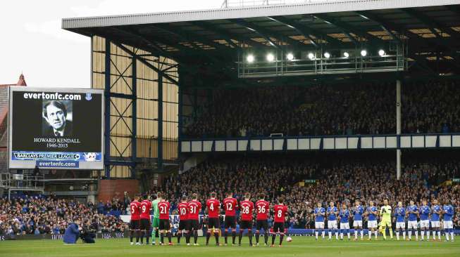 Pemain MU dan Everton mengheningkan cipta untuk mengenang eks manajer Everton Howard Kendall (17/10)[Reuters/Phil Noble]