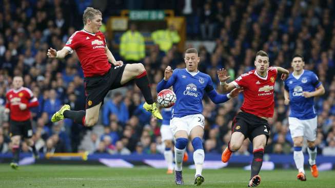 Pemain MU dan Everton berebut bola (17/10) [Reuters/Phil Noble]