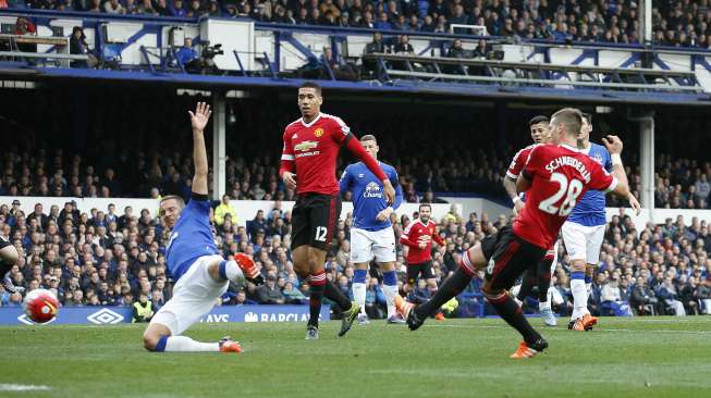 Pemain MU dan Everton berebut bola (17/10) [Reuters/Phil Noble]