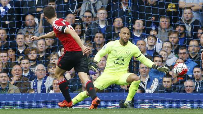 Ander Herrera menjebol gawang Tim Howard (17/10) [Reuters/Phil Noble]