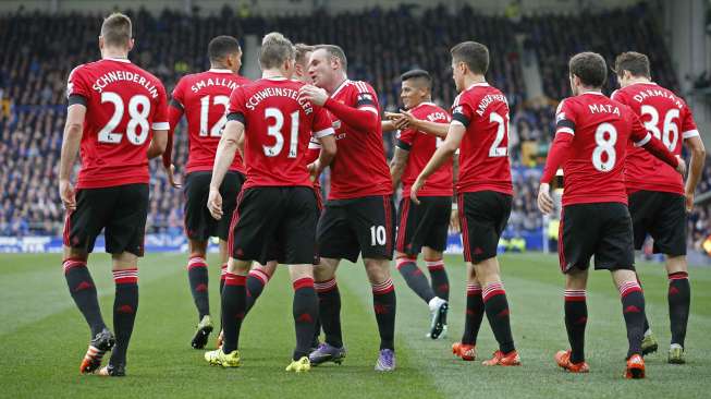 Pemain MU rayakan gol ke gawang Everton (17/10) [Reuters/Carl Recine]