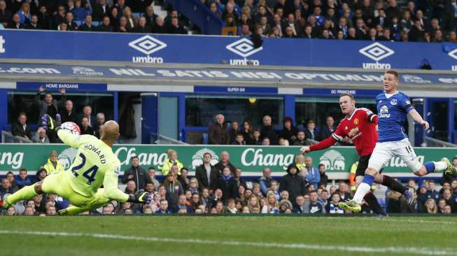 Wayne Rooney menjebol gawang Everton (17/10) [Reuters/Phil Noble]