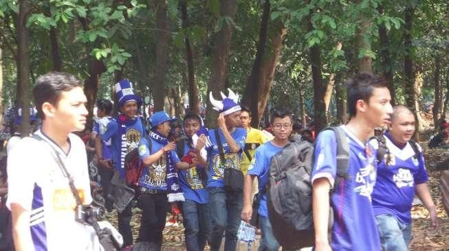 Pintu Dibuka, Bobotoh dan Singa Mania Bersatu Masuk Stadion GBK