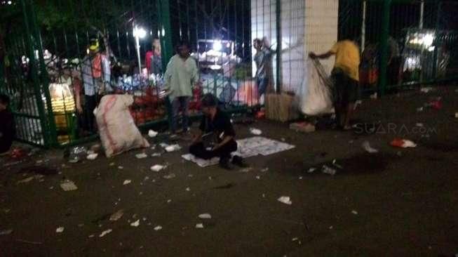 Bobotoh dan Singa Mania Seenaknya Buang Sampah di GBK