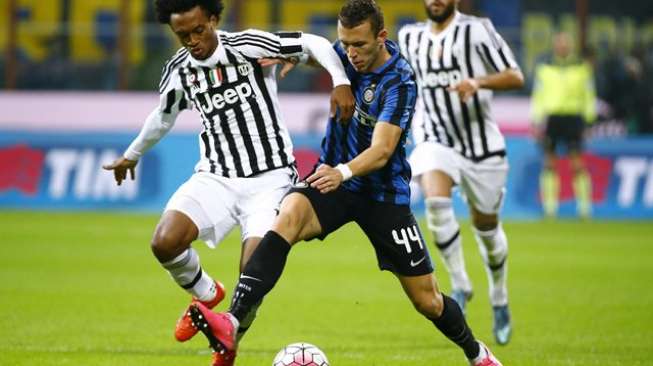 Juan Cuadrado berduel dengan Ivan Perisic. (REUTERS/Stefano Rellandini/ 19 Oktober 2015)