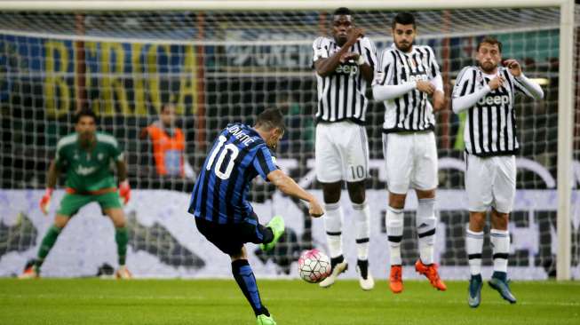 Pemain Inter Milan Stevan Jovetic (10) melepaskan tendangan bebas ke gawang Juventus. Reuters/Stefano Rellandini