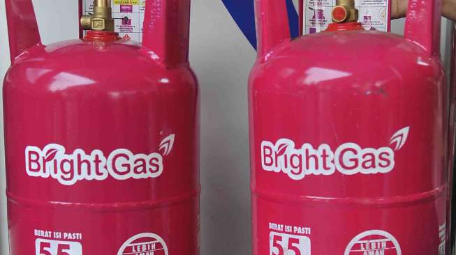 Bright Gas ukuran 5,5 kilogram di Bright Store SPBU Pertamina Abdul Muis, Jakarta, Senin (19/10).