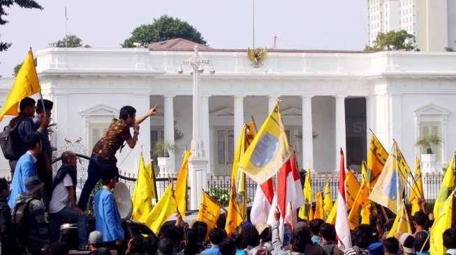 Mereka menuntut Presiden Jokowi agar merealisasikan program Nawacita.