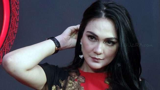 Ukurannya Mini, Tas Luna Maya saat Liburan Ini Harganya Fantastis