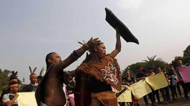 Puluhan mahasiswa asal Dayak Kalimantan menggelar aksi teatrikal dalam bentuk tarian suku Dayak di depan Istana Merdeka, Jakarta, Selasa (20/10).