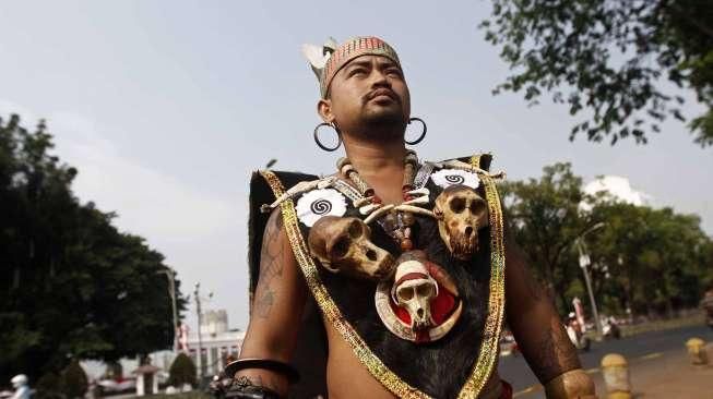 Puluhan mahasiswa asal Dayak Kalimantan menggelar aksi teatrikal dalam bentuk tarian suku Dayak di depan Istana Merdeka, Jakarta, Selasa (20/10).