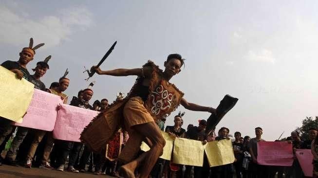 Puluhan mahasiswa asal Dayak Kalimantan menggelar aksi teatrikal dalam bentuk tarian suku Dayak di depan Istana Merdeka, Jakarta, Selasa (20/10).