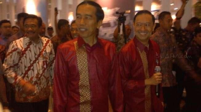 Mendag Thomas Lembong (kanan) saat bersama Presiden Joko Widodo, di Jakarta, Rabu (21/10/2015). [Suara.com/Dian Kusumo Hapsari]