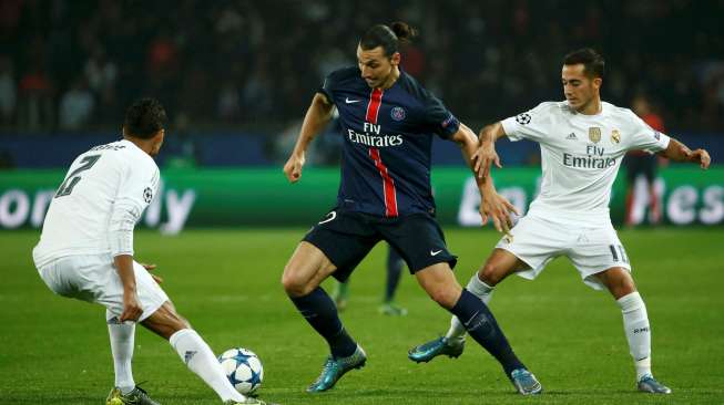 Striker Paris Saint Germain Zlatan Ibrahimovic (tengah) ditempel ketat dua pemain Real Madrid. Reuters/Benoit Tessier