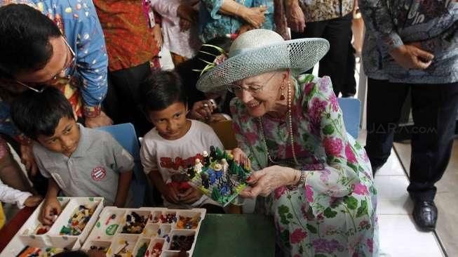 Ratu Denmark menyerahkan mainan Lego yang berasal dari Denmark ke anak-anak yang tinggal di wilayah sekitar RPTRA. 