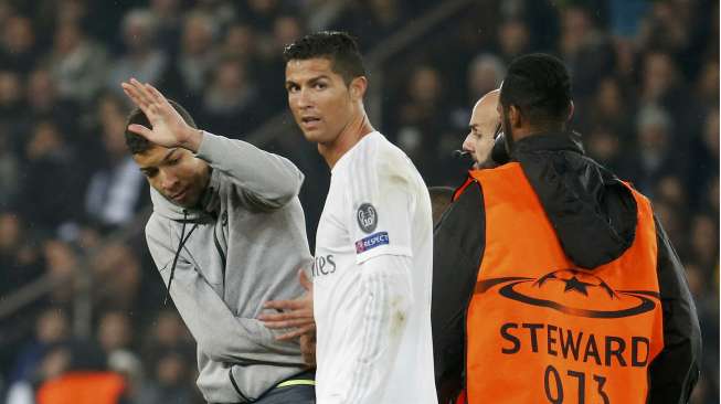 Seorang fans memasuki arena pertandingan dan memeluk Ronaldo saat PSG menjamu Real Madrid (22/10)[Reuters/Charles Platiau]