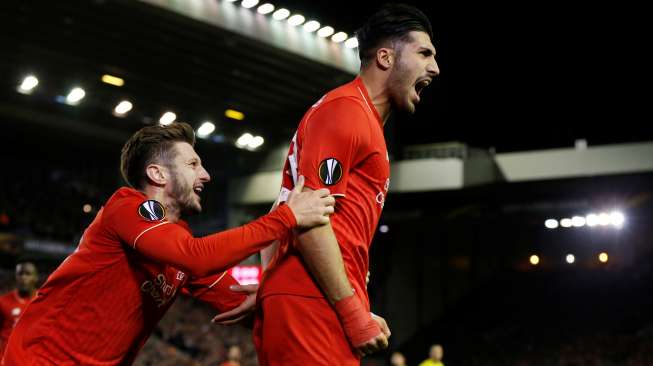 Pemain Liverpool Emre Can merayakan golnya ke gawang Rubin Kazan bersama Adam Lallana. Reuters / Phil Noble