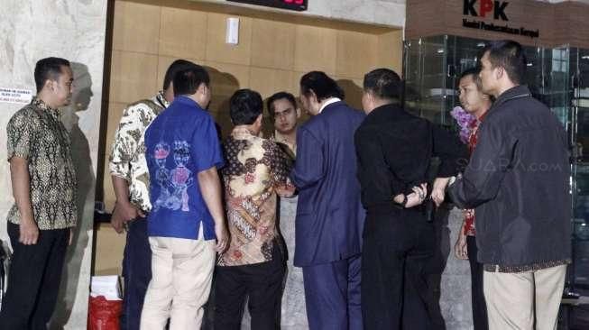 Ketua Umum Partai Nasdem, Surya Paloh, mendatangi Gedung KPK di Jakarta, Jumat (23/10/2015) malam, terkait kasus dugaan suap pengamanan kasus Dana Bansos Sumut. [Suara.com/Kurniawan Mas'ud]